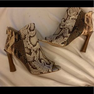 NWOT Vince Camuto bootie